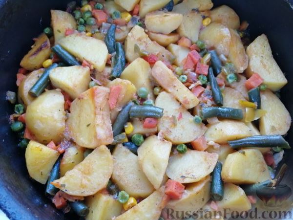 Картошка, тушенная с замороженными овощами