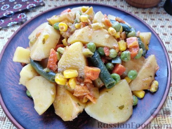 Картошка, тушенная с замороженными овощами