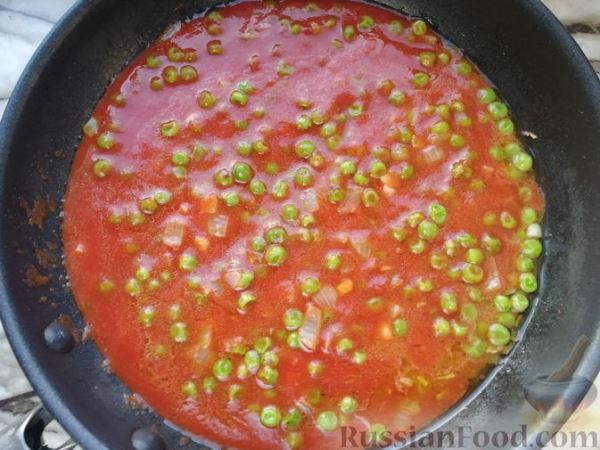 Макароны с зелёным горошком в томатно-сырном соусе