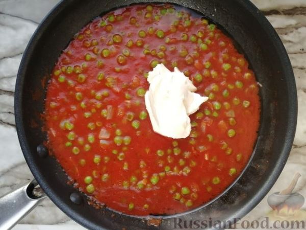 Макароны с зелёным горошком в томатно-сырном соусе