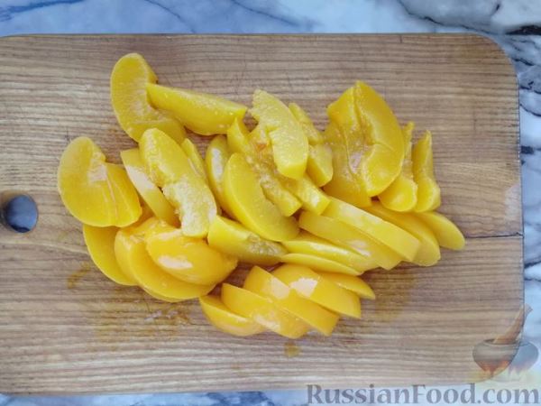 Оладьи с консервированными персиками и цедрой лимона