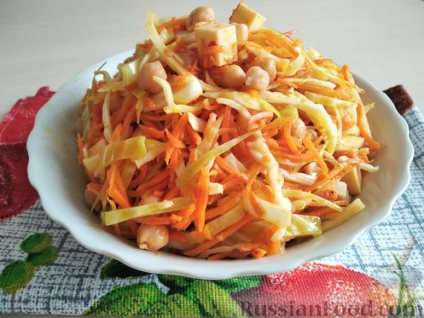Салат с капустой, морковью, нутом и сыром