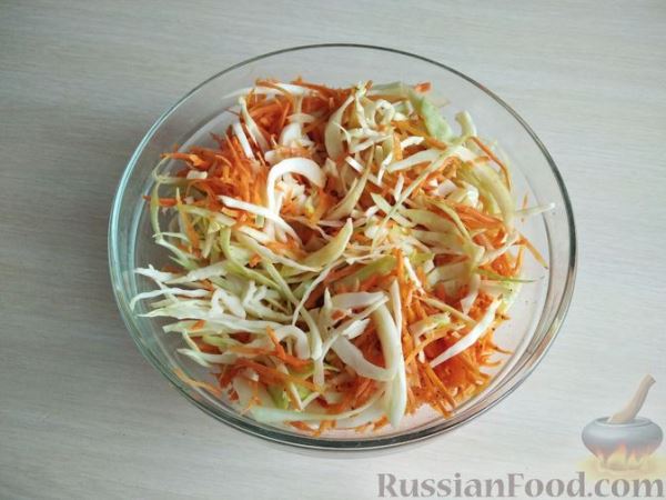 Салат с капустой, морковью, нутом и сыром
