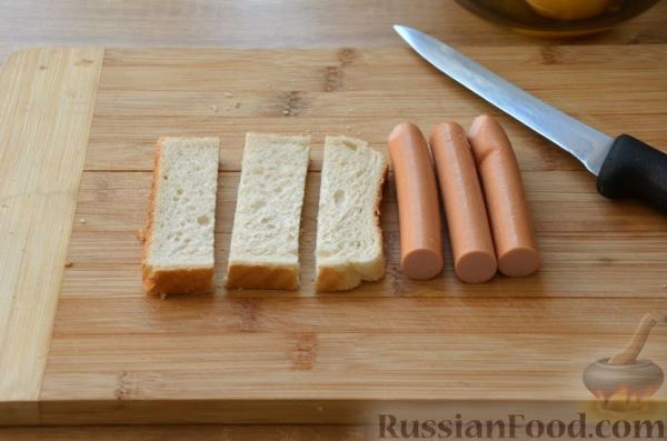 Сосиски с хлебом на шпажках (в сковороде)