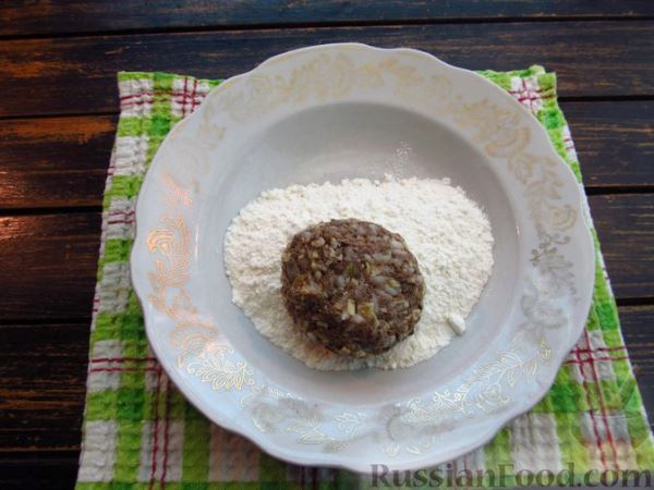 Тефтели из печени с рисом и сыром в сметанно-томатном соусе