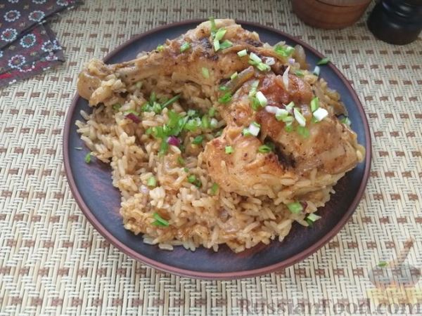 Куриные окорочка с рисом и соевым соусом, на сковороде